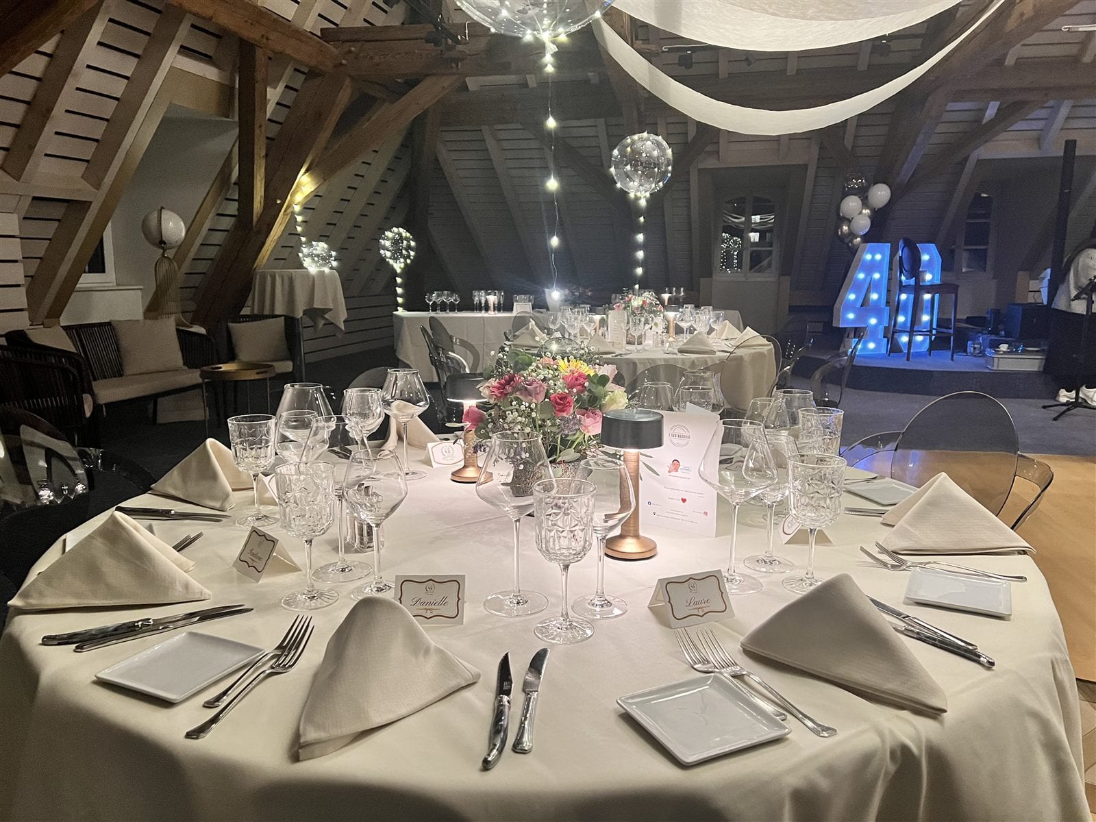 Anniversaire, tables rondes et piste lumineuse