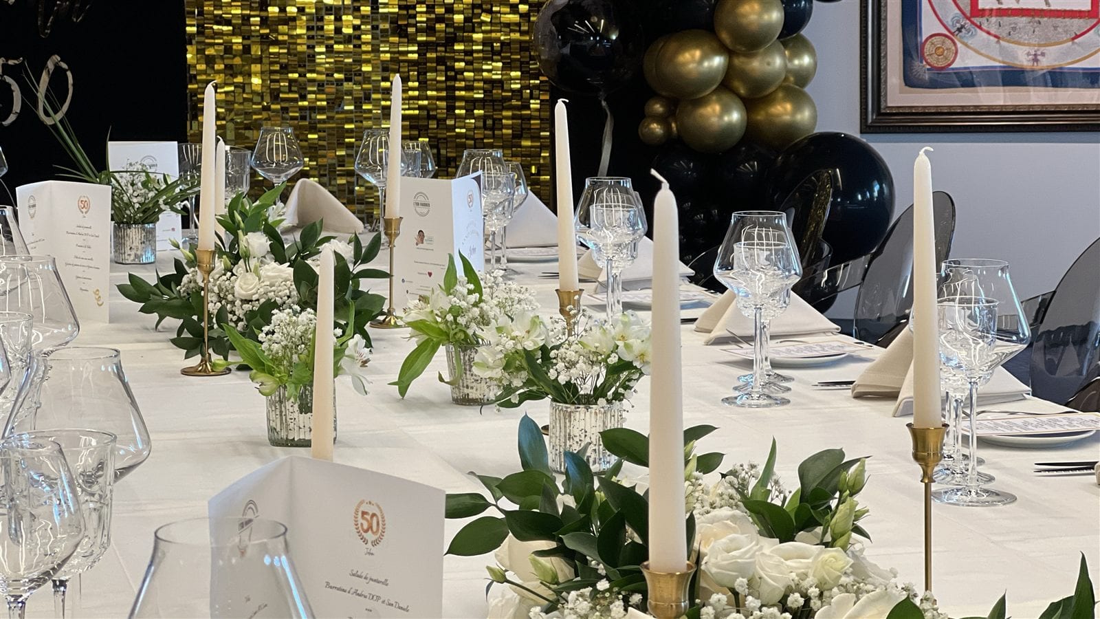 Fête privée, décor doré et fleurs blanches