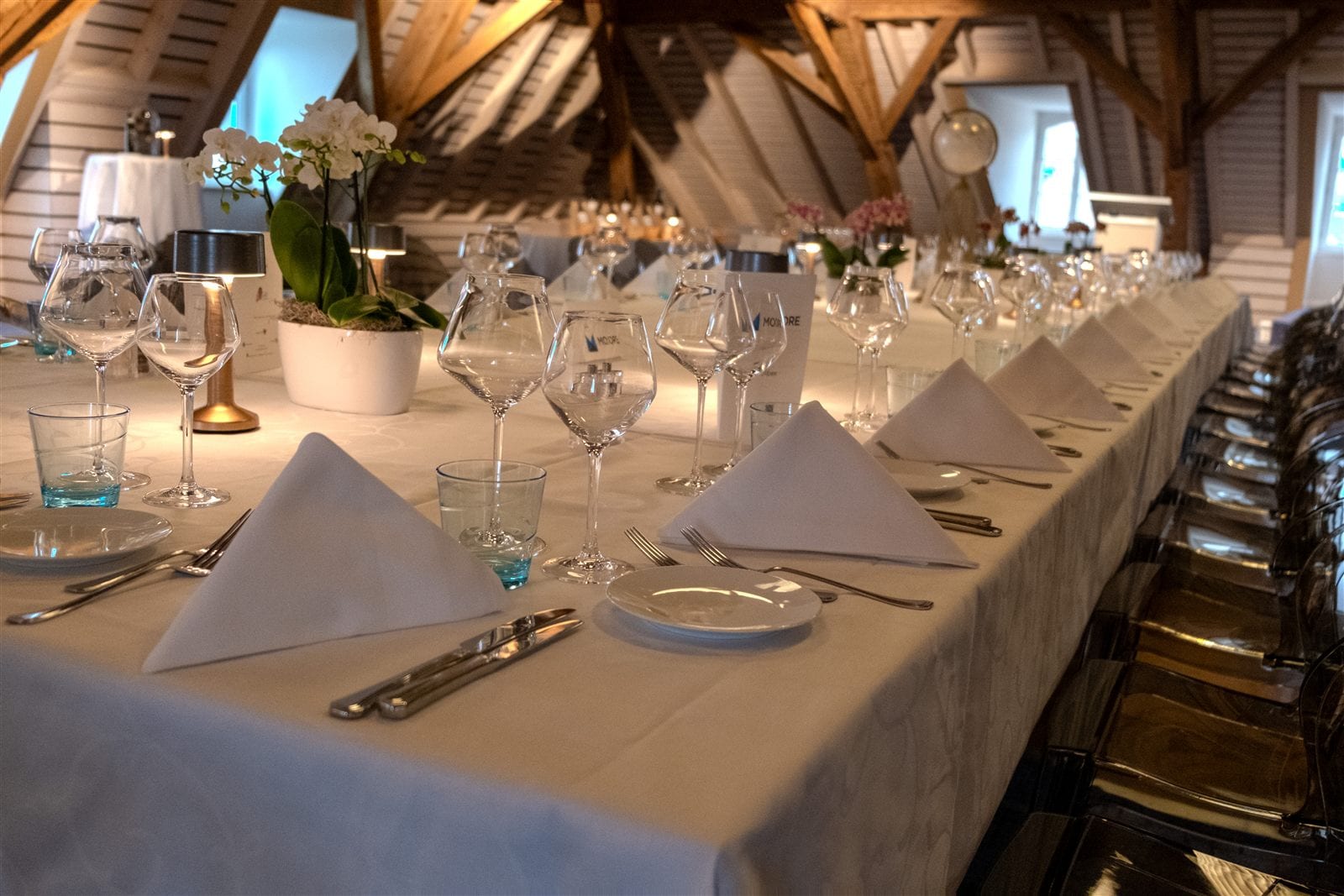 Table impériale, orchidées et lampes dorées