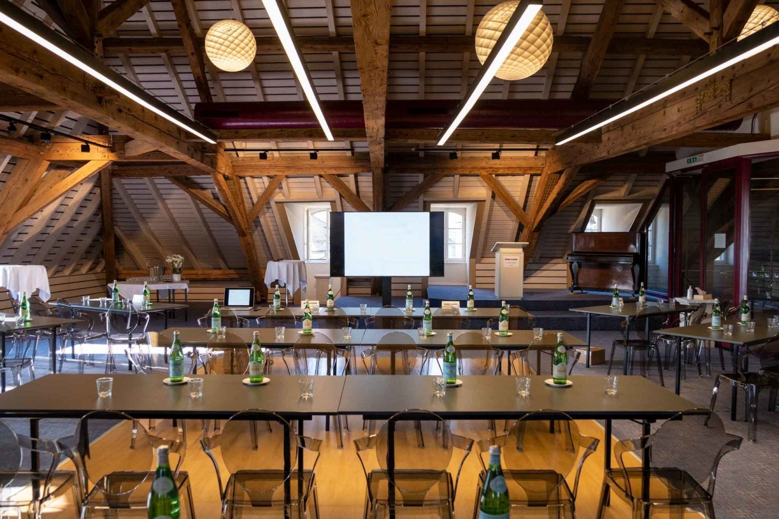 Configuration séminaire avec écran et pupitre
