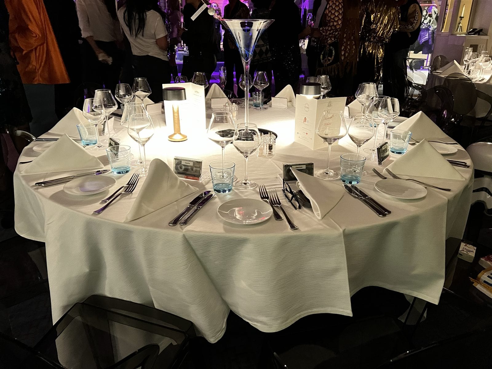 Table ronde dressée pour une soirée de gala
