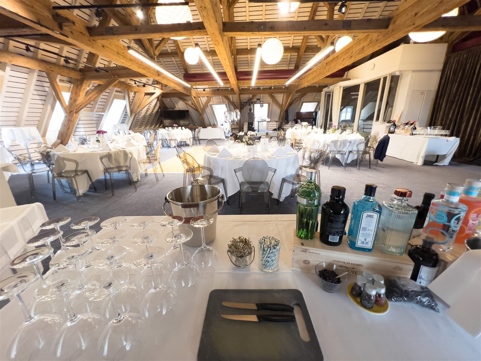 Banquet en tables rondes sous la charpente