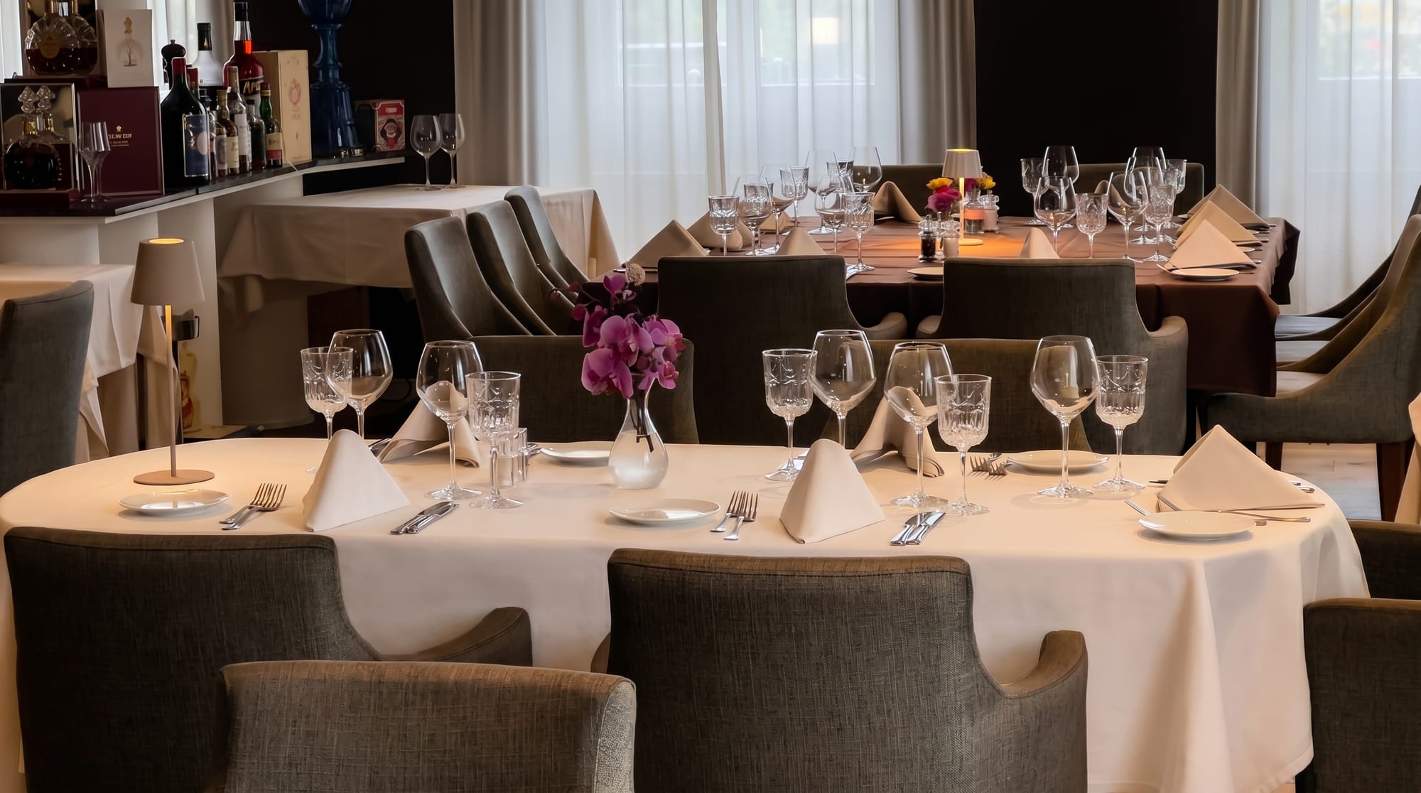Table impériale dressée, orchidée