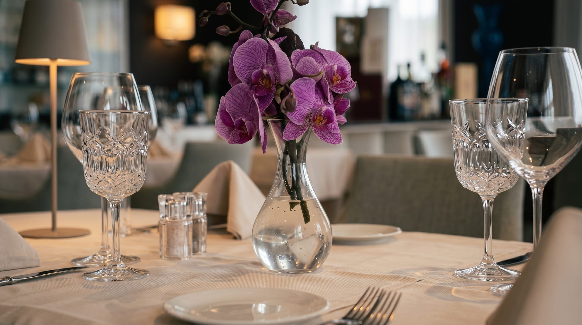 Table dressée, orchidée
